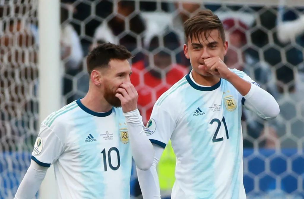 Lionel Messi invia un forte messaggio a Paulo Dybala riguardo alla scelta della leggendaria maglia numero 10 dell'Argentina.