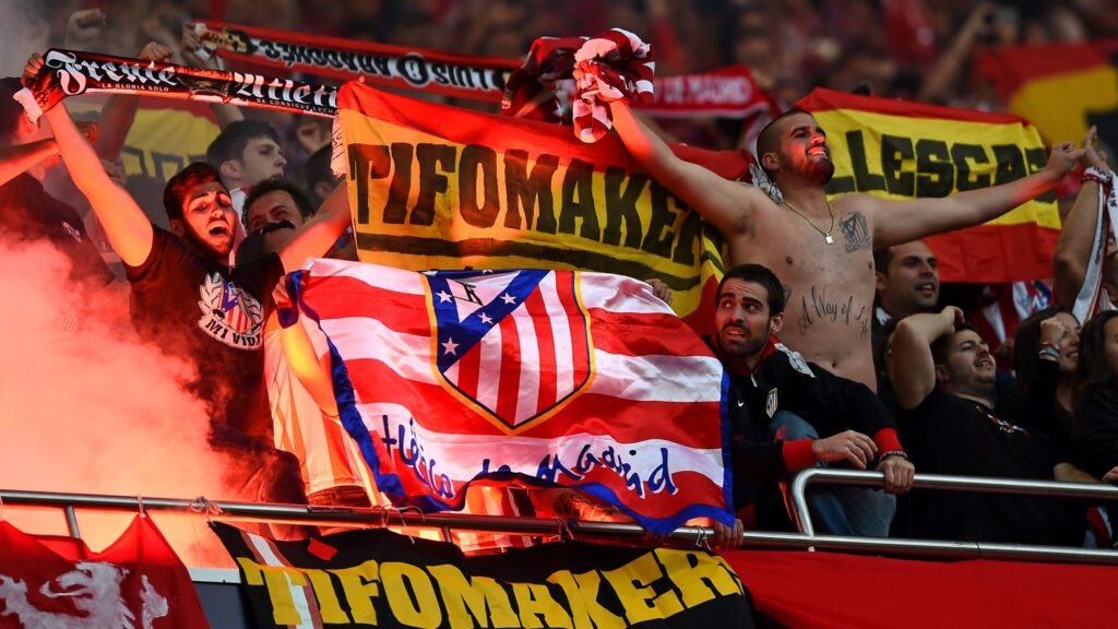 El Atlético de Madrid es sancionado por la UEFA por conducta de ultras y es suspendido por un partido.