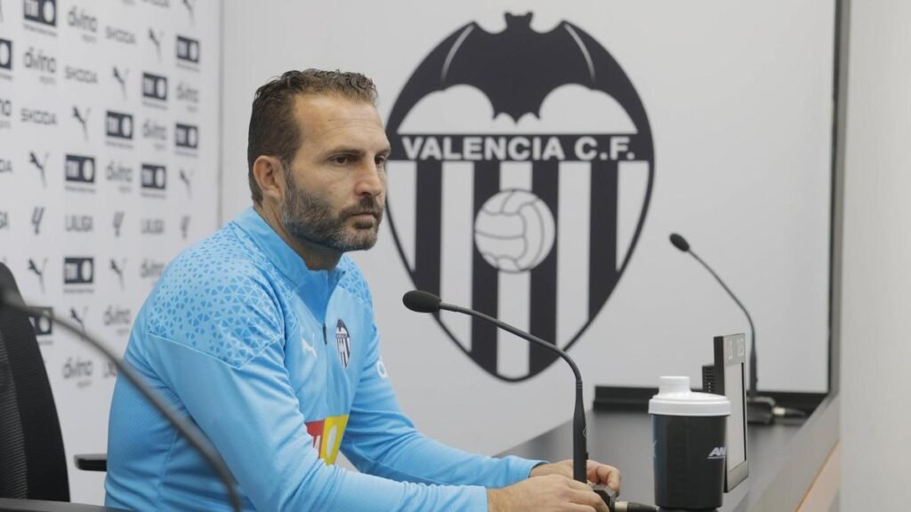 El entrenador del Valencia CF, Rubén Baraja, emitió un comunicado sobre su renuncia.